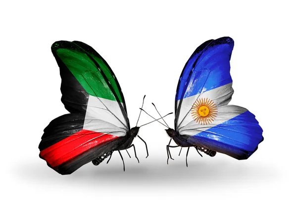 Duas borboletas com bandeiras de relações Kuwait e Argentina — Fotografia de Stock