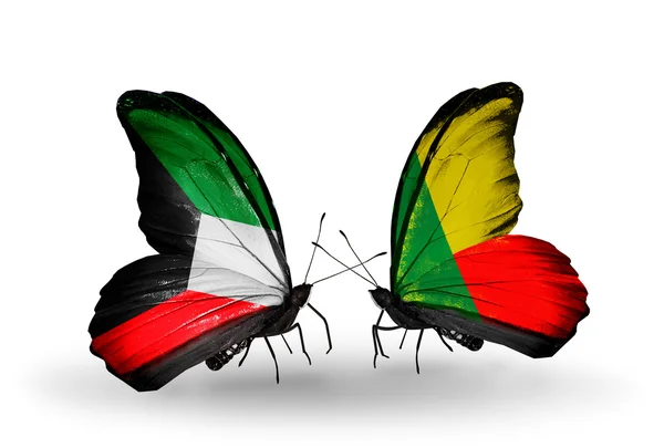 Dos mariposas con banderas de relaciones Kuwait y Benín — Foto de Stock