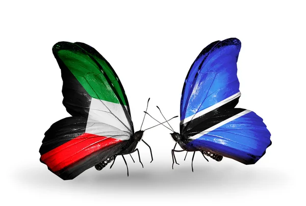 Zwei Schmetterlinge mit Flaggen der Beziehungen Kuwait und Botswana — Stockfoto