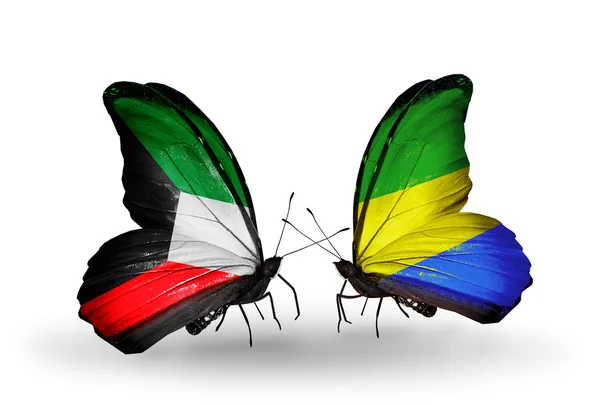 Dos mariposas con banderas de relaciones Kuwait y Gabón — Foto de Stock