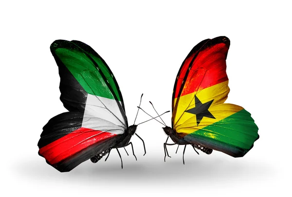 Deux papillons avec des drapeaux de relations Koweït et Ghana — Photo