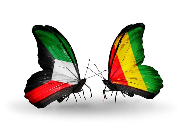 Dos mariposas con banderas de relaciones Kuwait y Guinea — Foto de Stock