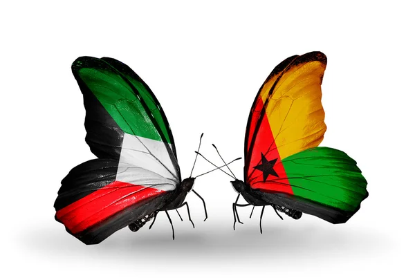 Dos mariposas con banderas de relaciones Kuwait y Guinea Bissau — Foto de Stock