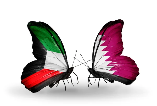 Dos mariposas con banderas de relaciones Kuwait y Qatar — Foto de Stock