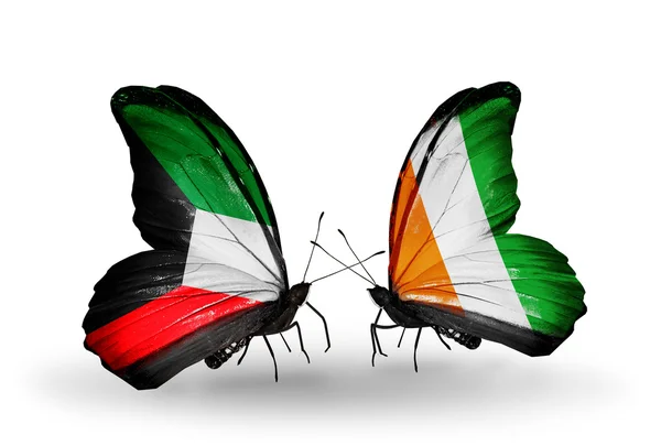 Dos mariposas con banderas de relaciones Kuwait y Costa de Marfil — Foto de Stock