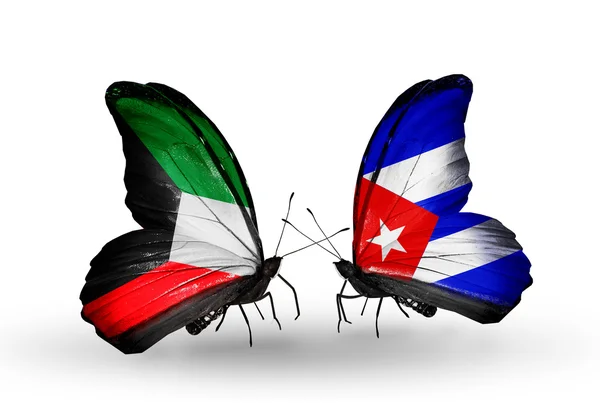 Dos mariposas con banderas de relaciones Kuwait y Cuba —  Fotos de Stock