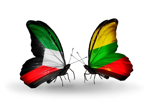 Dos mariposas con banderas de relaciones Kuwait y Lituania — Foto de Stock