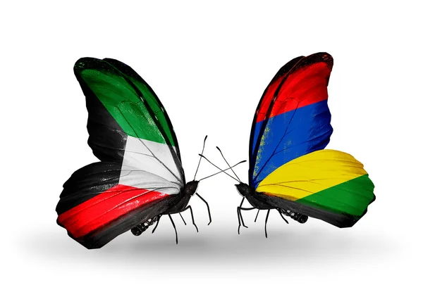 Dva motýli s vlajkami vztahů, Kuvajtu a Mauricius — Stock fotografie