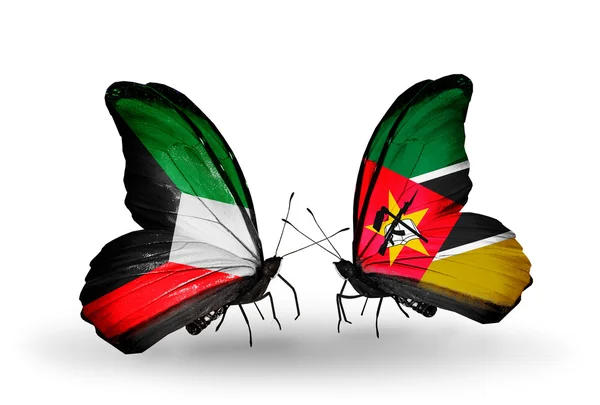 Две бабочки с флагами отношений Кувейт и Мозамбик — стоковое фото