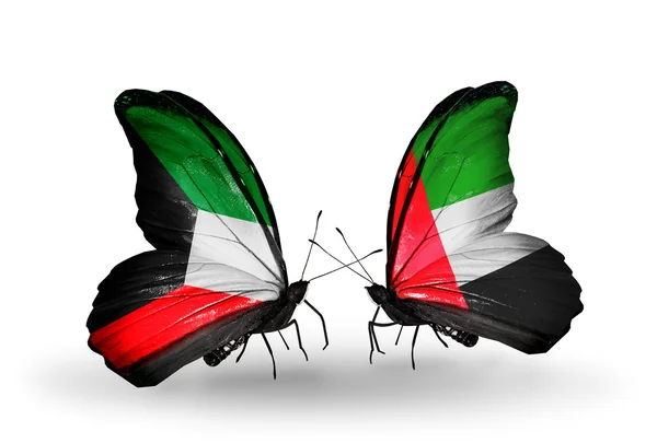 Dos mariposas con banderas de relaciones Kuwait y Emiratos Árabes Unidos — Foto de Stock