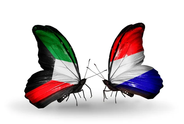 Dos mariposas con banderas de relaciones Kuwait y Holanda — Foto de Stock