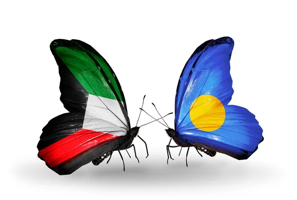 Dos mariposas con banderas de relaciones Kuwait y Palaos — Foto de Stock