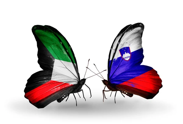 Dva motýli s vlajkami vztahů, Kuvajtu a Slovinsko — Stock fotografie