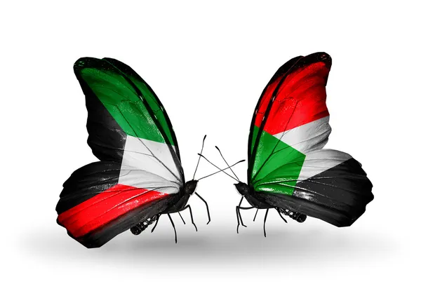 Dva motýli s vlajkami vztahů, Kuvajtu a Súdán — Stock fotografie