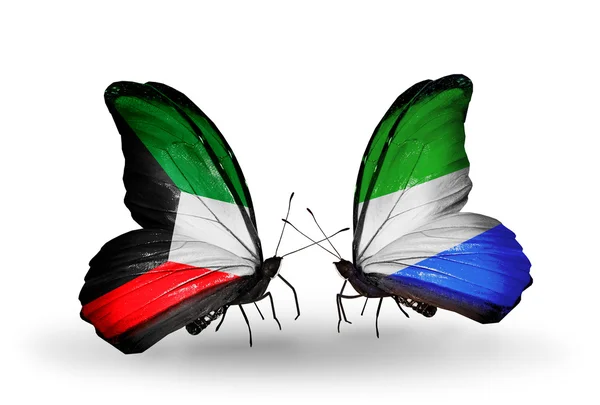 Dva motýli s vlajkami vztahů, Kuvajtu a sierra leone — Stock fotografie