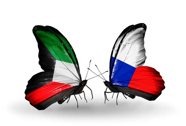 Две бабочки с флагами отношений Кувейт и Чехия — стоковое фото