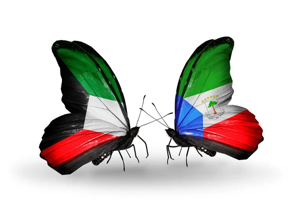 関係クウェートおよび赤道ギニアの国旗と 2 匹の蝶 — ストック写真
