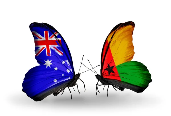 Dva motýli s příznaky vztahy Austrálie a guinea bissau — Stock fotografie