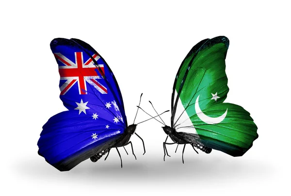 Deux papillons avec des drapeaux de relations Australie et Pakistan — Photo