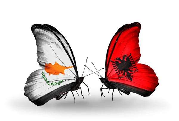 Dos mariposas con banderas de relaciones Chipre y Albania — Foto de Stock