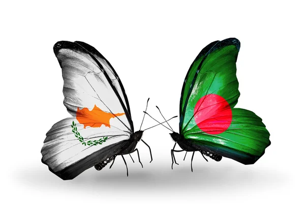 Deux papillons avec des drapeaux de relations Chypre et Bangladesh — Photo