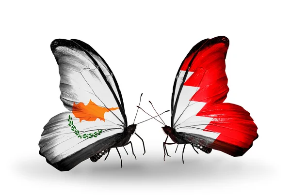 Twee vlinders met vlaggen van betrekkingen cyprus en Bahrein (Bahrain) — Stockfoto