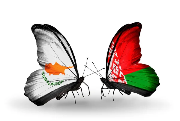 Due farfalle con bandiere delle relazioni Cipro e Bielorussia — Foto Stock