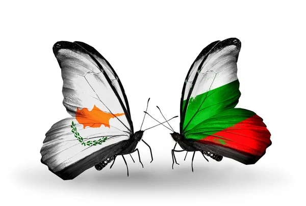 Zwei Schmetterlinge mit den Flaggen der Beziehungen Zypern und Bulgarien — Stockfoto