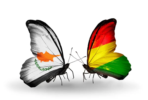 Две бабочки с флагами отношений Кипр и Боливия — стоковое фото