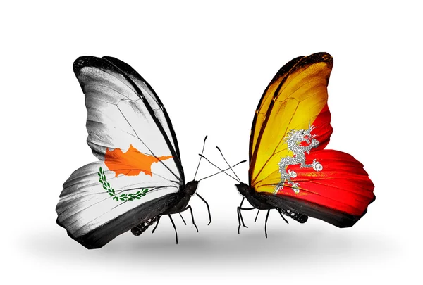 Två fjärilar med flaggor av förbindelserna mellan Cypern och bhutan — Stockfoto
