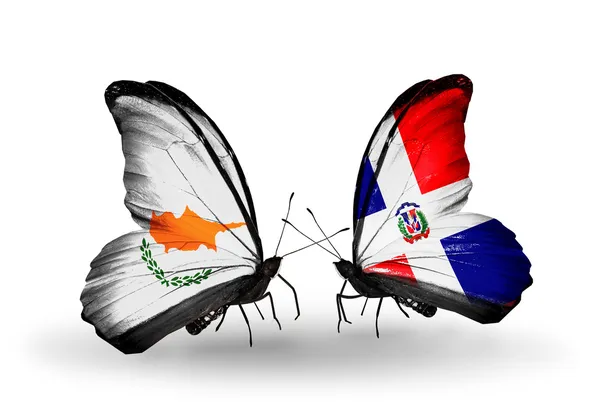Dwa motyle z flagami Cypru stosunków i dominicana — Zdjęcie stockowe
