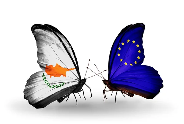 Dva motýli s vlajkami vztahů Evropské unie a Kypru — Stock fotografie