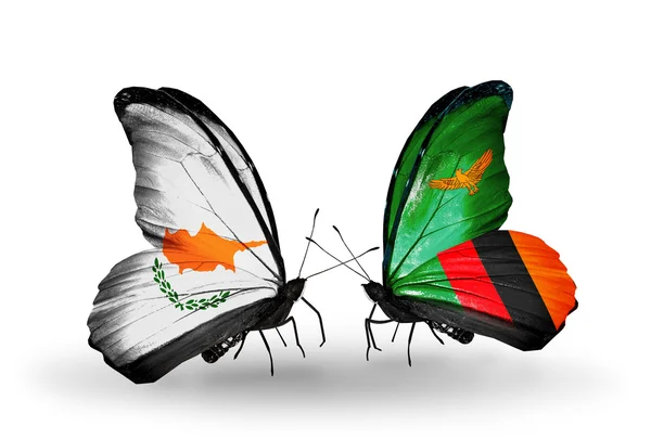 Dos mariposas con banderas de relaciones Chipre y Zambia — Foto de Stock