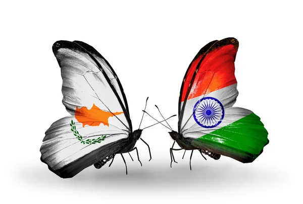 Dva motýli s vlajkami vztahů, Kypru a Indie — Stock fotografie