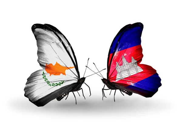Två fjärilar med flaggor av förbindelserna mellan Cypern och Kambodja — Stockfoto