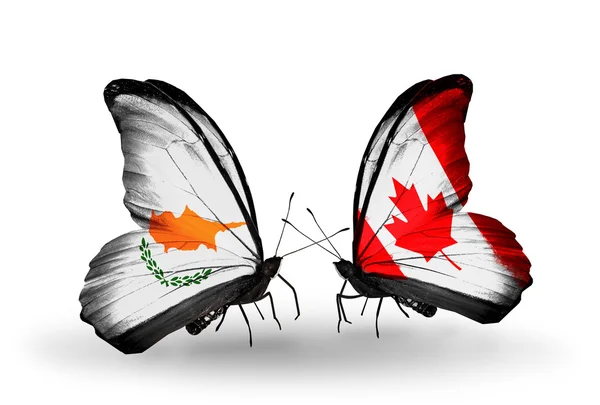 Dos mariposas con banderas de relaciones Chipre y Canadá — Foto de Stock