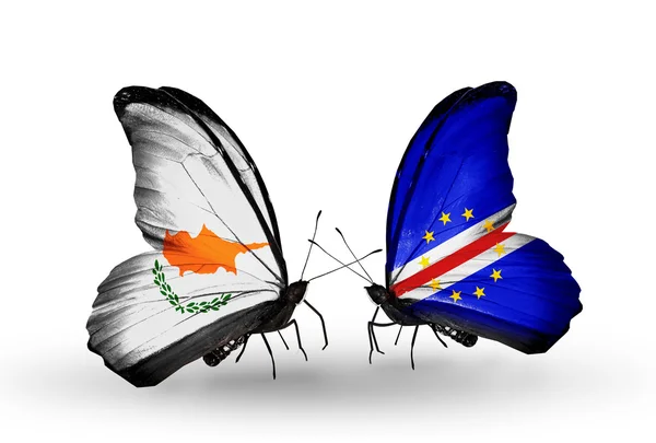 Due farfalle con bandiere di relazioni Cipro e Capo Verde — Foto Stock
