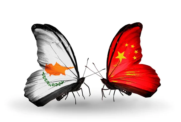 Две бабочки с флагами отношений Кипр и Китай — стоковое фото