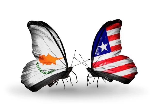 Twee vlinders met vlaggen van de betrekkingen, cyprus en liberia — Stockfoto
