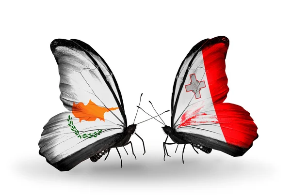 Deux papillons avec des drapeaux de relations Chypre et Malte — Photo