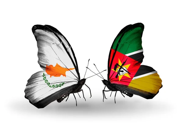 两只蝴蝶带标志的关系塞浦路斯和莫桑比克 — 图库照片