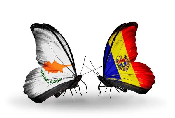 Dos mariposas con banderas de relaciones Chipre y Moldavia — Foto de Stock