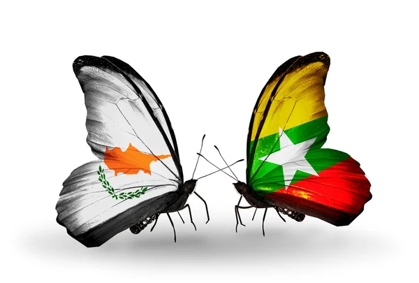Zwei Schmetterlinge mit Flaggen der Beziehungen Zypern und Myanmar — Stockfoto