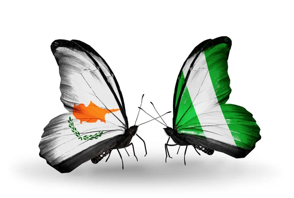 Duas borboletas com bandeiras de relações Chipre e Nigéria — Fotografia de Stock
