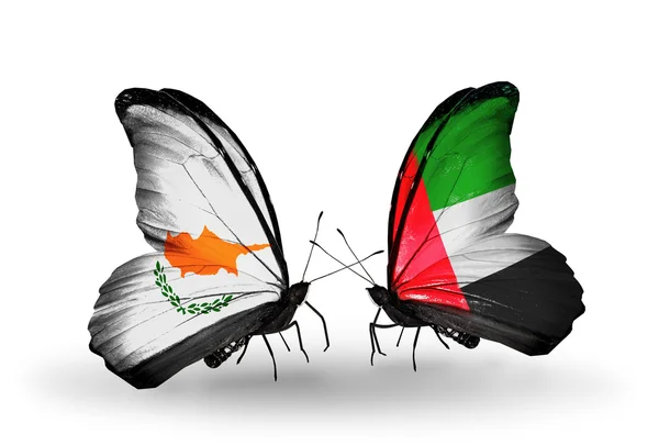 Due farfalle con bandiere di relazioni Cipro ed Emirati Arabi Uniti — Foto Stock