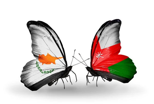 Dwa motyle z flagami stosunków, Cypr i oman — Zdjęcie stockowe