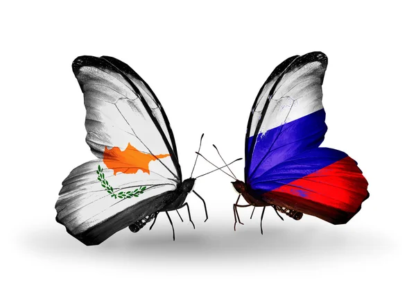 Dva motýli s vlajkami vztahů, Kypru a Rusko — Stock fotografie