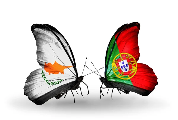 Dva motýli s vlajkami vztahů, Portugalska a Kypru — Stock fotografie