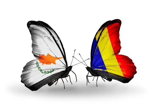 Две бабочки с флагами отношений Кипр и Чад, Румыния — стоковое фото