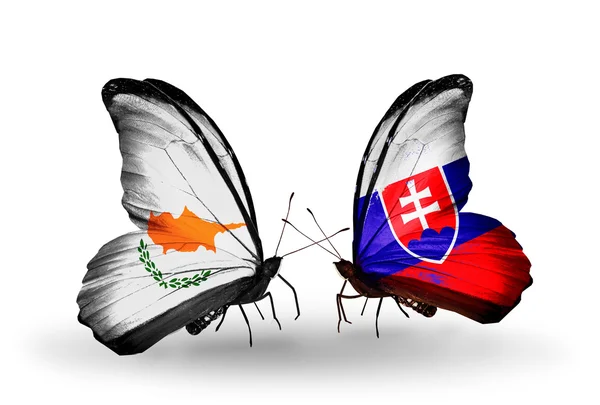 Twee vlinders met vlaggen van de betrekkingen, cyprus en Slowakije — Stockfoto